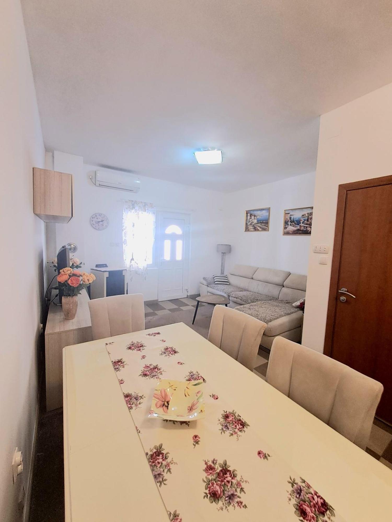 N&B Apartment Kotor Exterior photo